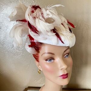 SOPHISTICATED 1970s' WHITE STRAW CAP WITH WHITE AND RED CURLY FEATHERS